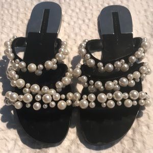 Black sandals with pearls details
